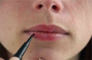egaal lippenstift aanbrengen op je lippen met een penseel